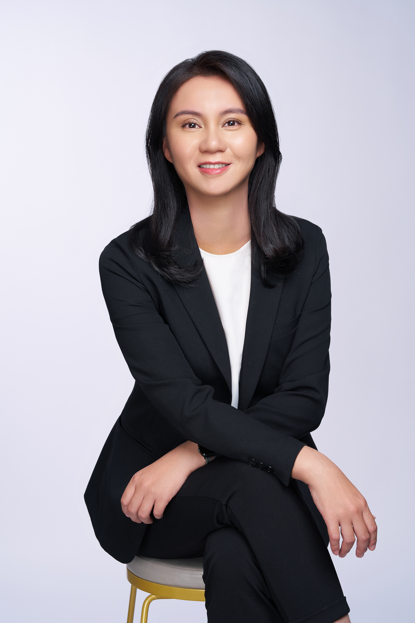 李佳純律師黑色套裝形象照